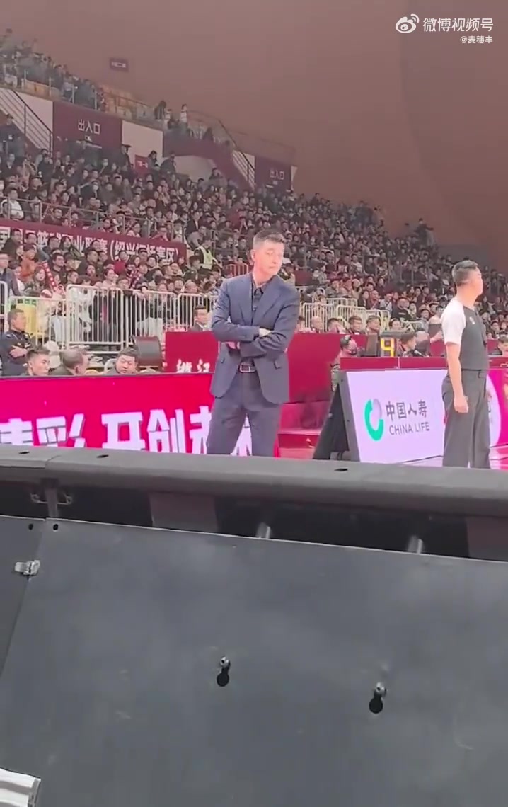 png电子平台🤯浙江球迷说了什么？引杨鸣逐次伸出4根手指&向天空比划回应