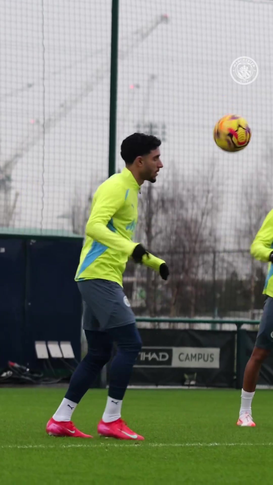 png电子官网手套一戴谁也不爱！7500万马尔穆什曼城首练，有没有想起那位故人