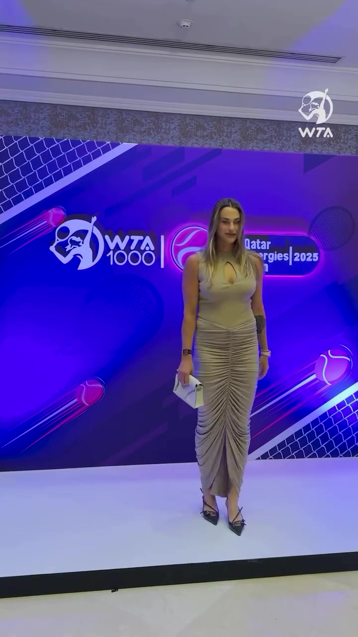 png电子平台怎么样？WTA多哈站晚宴：郑钦文黑色长裤，萨巴伦卡长裙出席