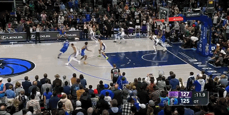 png电子官网留下9.8秒！克莱弧线跑位兜出空间 接边线球直接拔三分反超