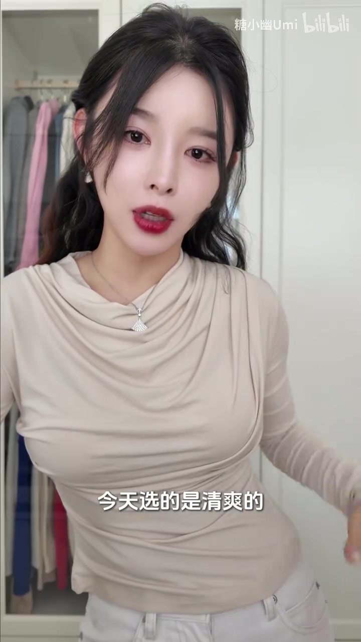 png电子网站犹记曾经场下身披FPX队旗的画面！糖小幽更新视频：现场看老公打LPL