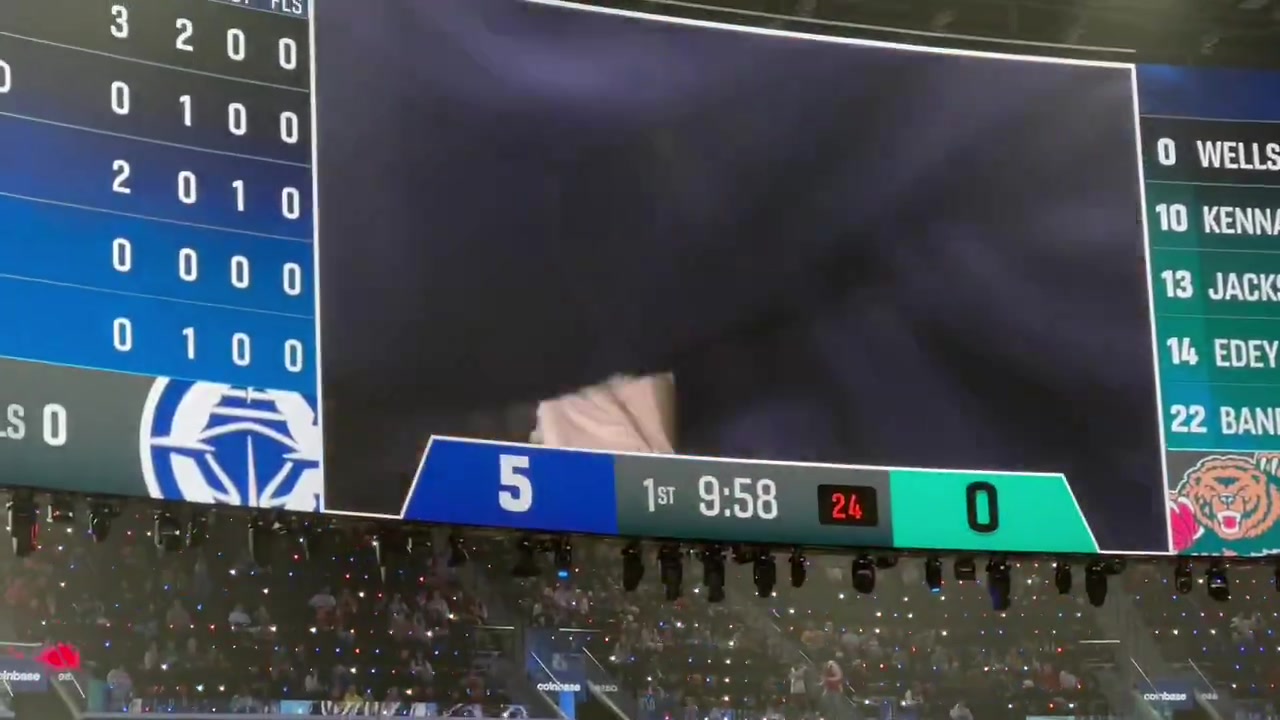 png电子平台排面！快船主场大屏幕镜头给到场边观战的本西 全场热烈欢迎