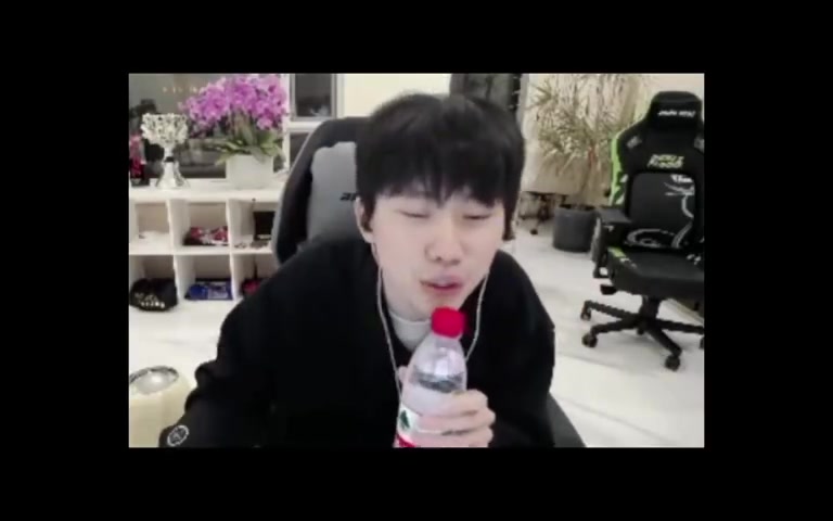 png电子官网Doinb情人节直播献唱If you！糖小幽：唱得很好，下次别唱了！