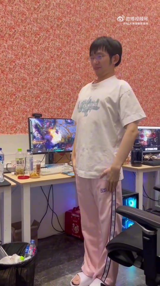 png电子官网阿枪，玩抽象你是这个👍！Flandre吃完烤全羊后向奥恩道歉