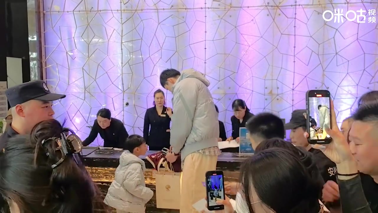 png电子官网👏周琦儿子替球迷向老爸要签名 签好后将球衣交给球迷