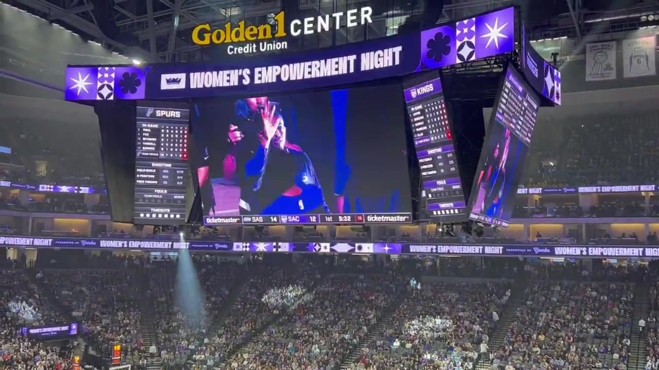 png电子难说再见😢国王主场大屏晒出视频 致敬球队昔日核心福克斯