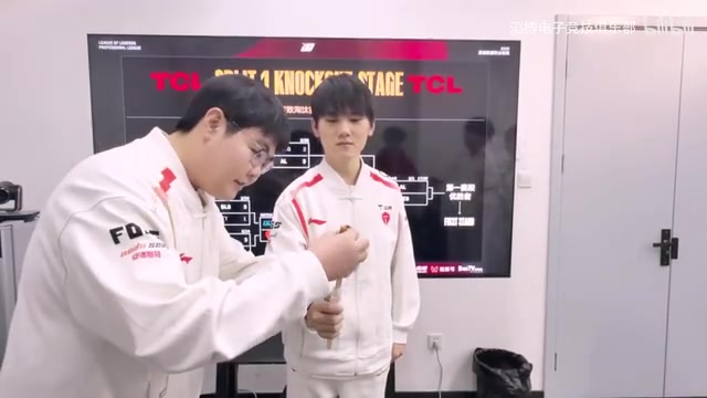 png电子省流：五个串子！TES赛后整活 一人串一个糖葫芦 我们目标一串五！