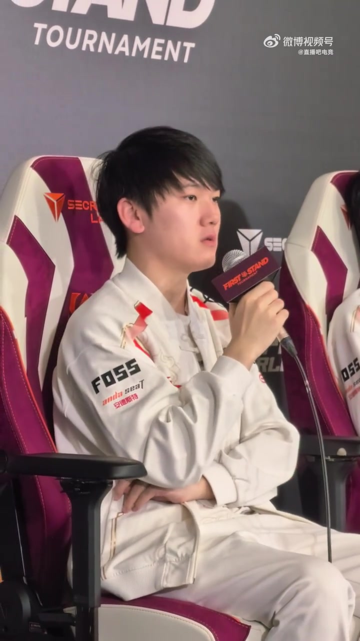 png电子官网JackeyLove：目前不管是面对Poke还是拿到Poke英雄都打的很奇怪