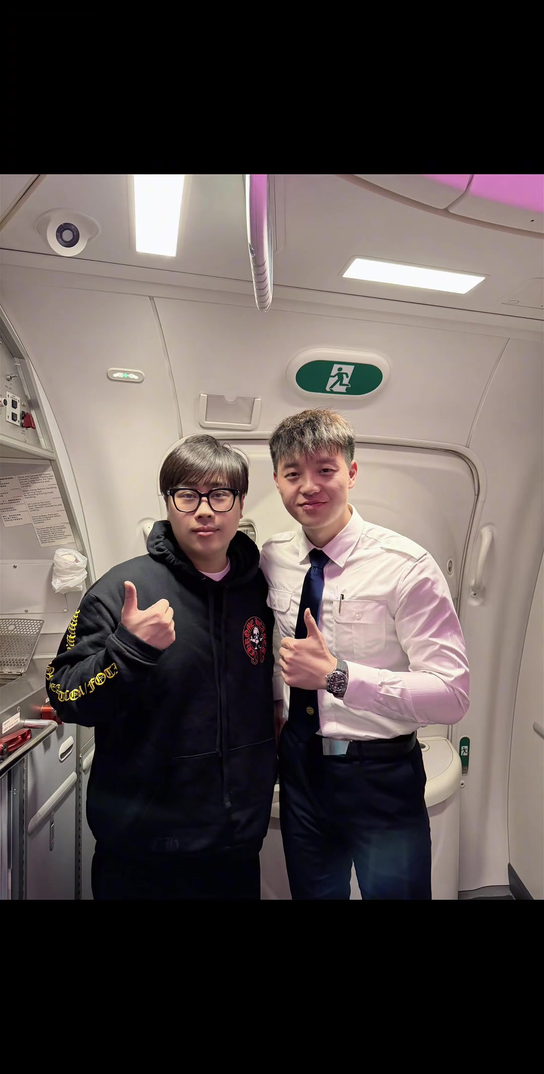 电子png游戏消失这么久人气还是高！某空少抖音分享与卢本伟合影获30万点赞