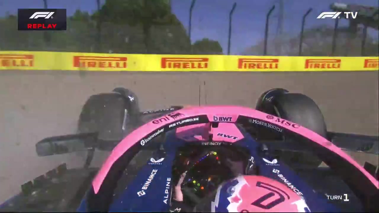 png电子官网💥💥吓人！杜汉1号弯撞上护墙，时速160英里/小时