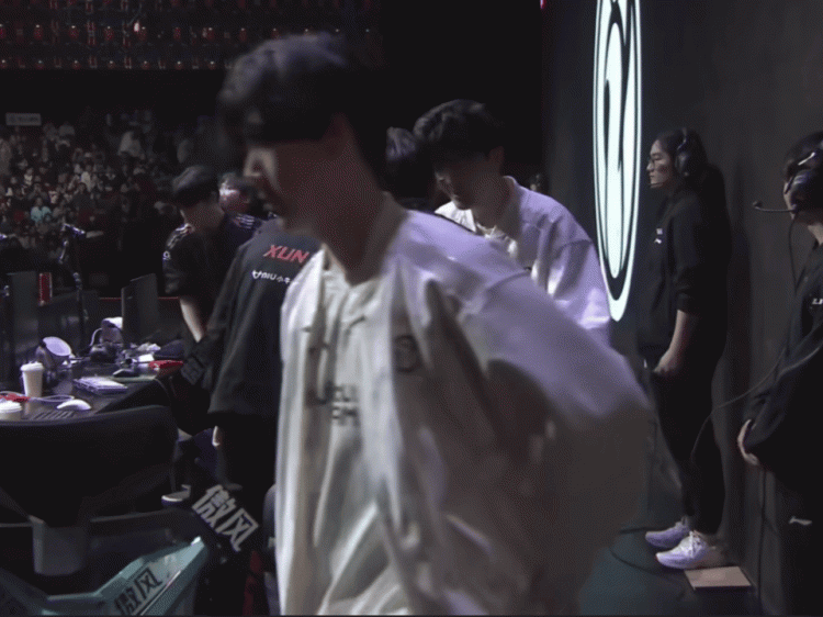 电子png游戏男生之间是这样的！赛后握手环节，Jiejie猛拍前队友Ale的屁股