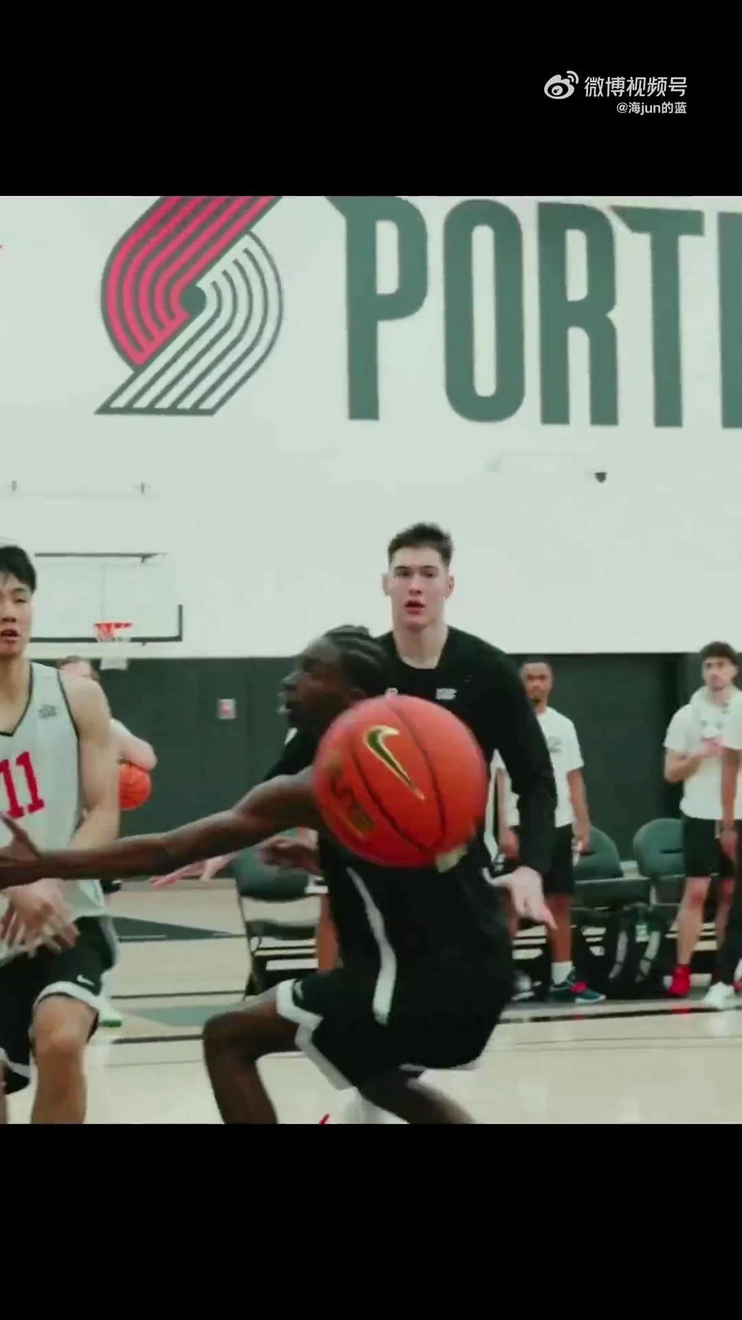 png电子官网三分+助攻队友暴扣！媒体人晒张博源耐克巅峰赛世界队训练集锦