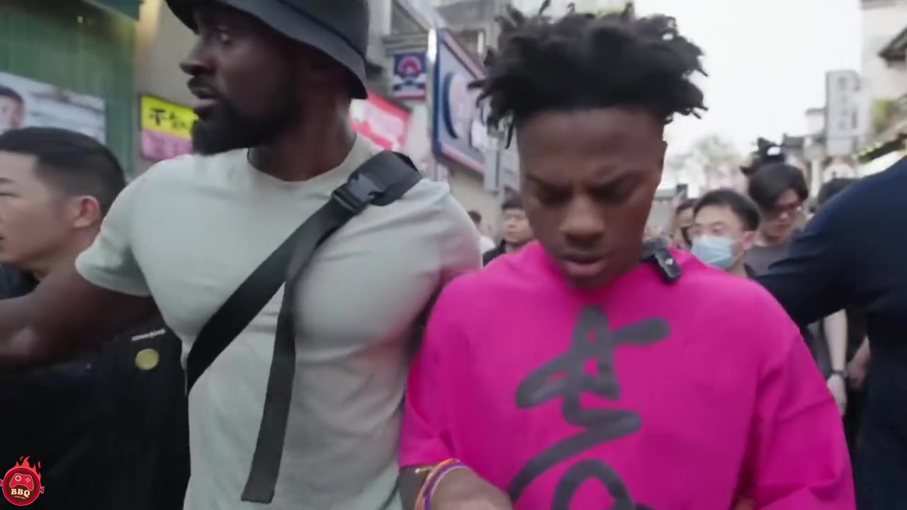 png电子辣出原型了！speed在长沙被人连续投喂辣条 当场带上痛苦面具！