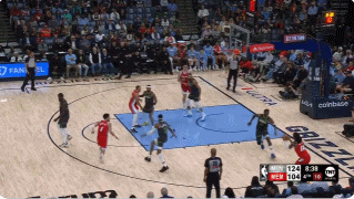 png电子网站武器大师！莫兰特27中13得36分6助 “扔手雷”庆祝&喷裁判吃T