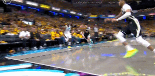 png电子😰好在无碍！字母哥拼抢篮板&踩到内史密斯脚 被别了一下