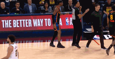 png电子没拉住😂亚历山大拉住戴格诺特示意别挑战 后者表示是助教意思