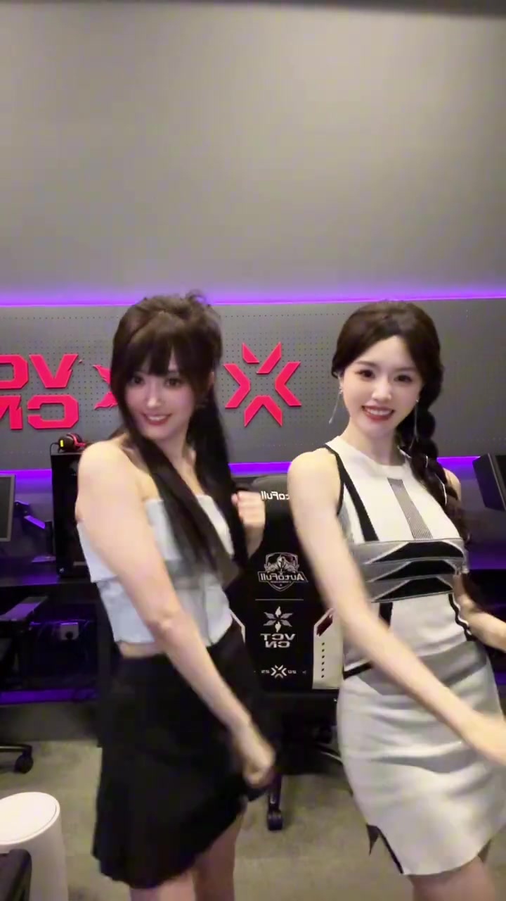 png电子VCT主持唯嘉与一意舞蹈视频：成功女人眼里只有对自己的欣赏~