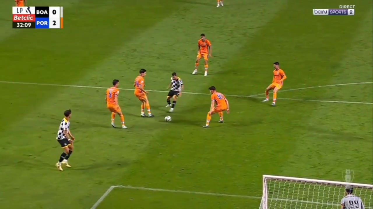 png电子官网离谱🤣波尔图球员抬手指挥队友解围，后者将球踢到他手臂上送点