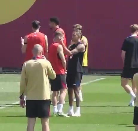 png电子官网神秘仪式🤣拉菲尼亚对费尔明扭扭耳朵、按摩太阳穴、拍拍脖子