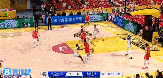 png电子平台攻防建功！周琦补篮+三分样样都有 防守还送出钉板大帽