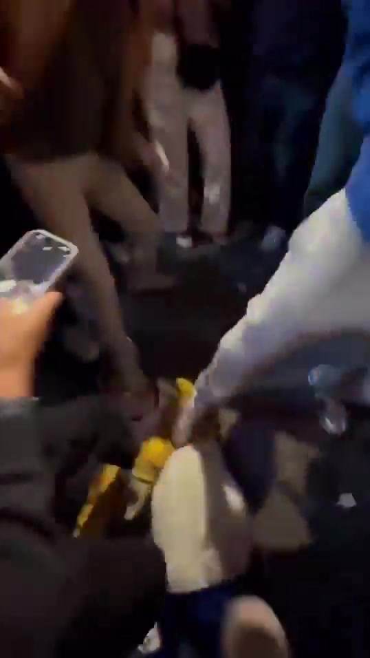 png电子平台彻底疯狂🤯！尼克斯球迷围成圈 疯狂踩踏哈利伯顿娃娃😭😭