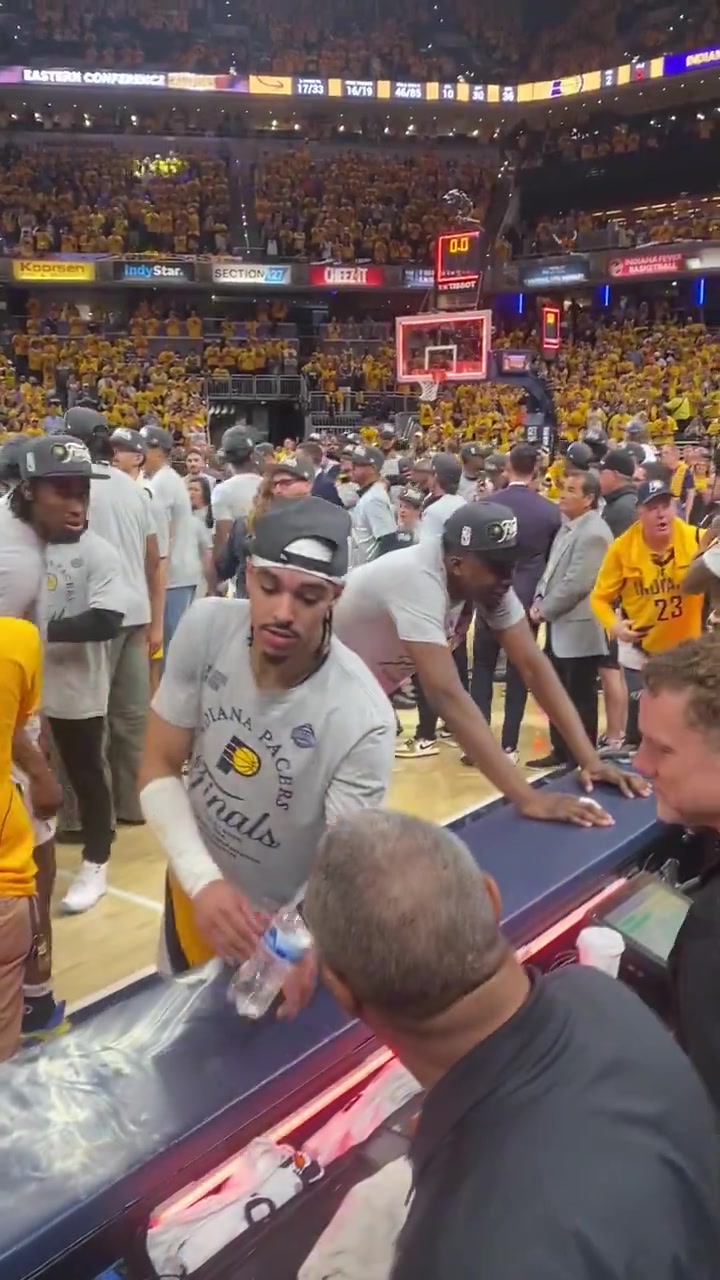 png电子平台托马斯-布莱恩特赛后激动地拳砸技术台  随后和西卡拥抱寒暄