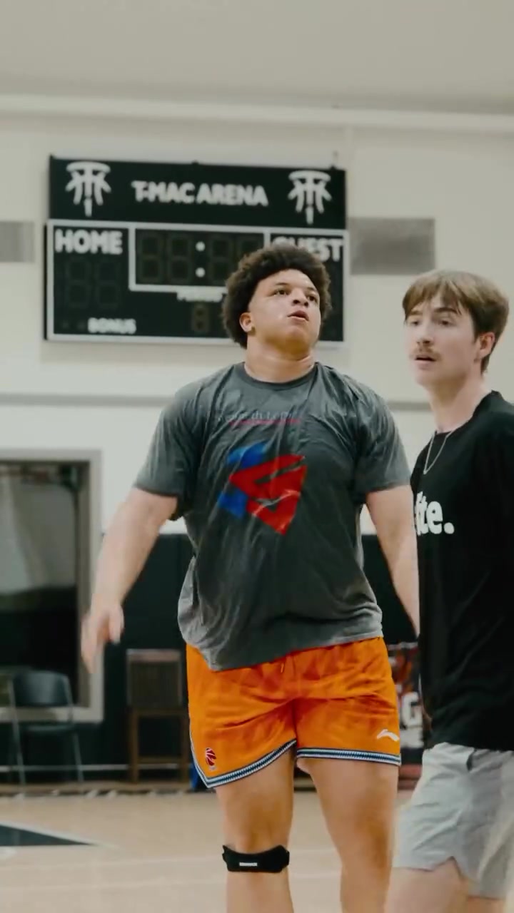 png电子平台下赛季还回来吗？洛夫顿晒近期训练视频 还穿着上海队的短裤